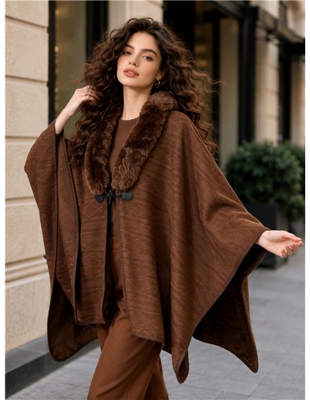 Poncho jacquard con cuello de pelo