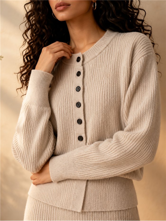 Conjunto cárdigan canalé con y botones y falda midi