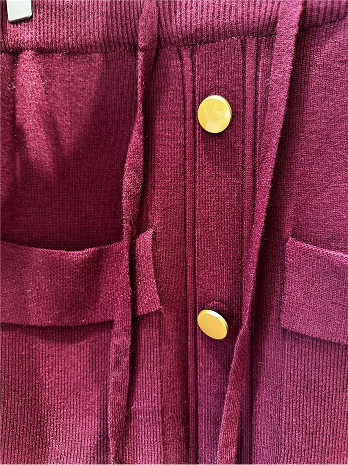 Falda midi de punto con botones y bolsillos