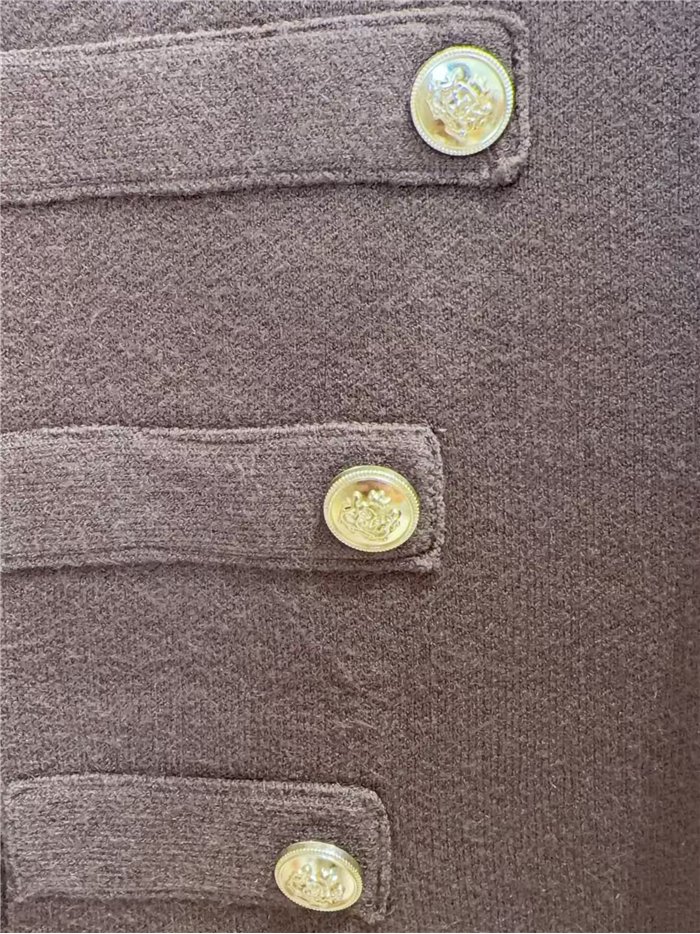 Chaqueta militar de punto con botones dorados