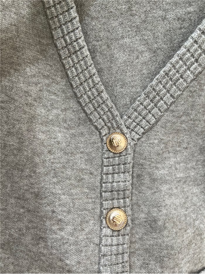 Chaqueta de punto con bolsillos y botones dorados