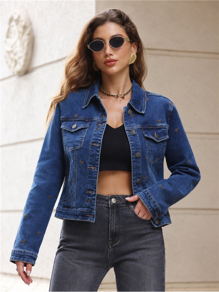 Chaqueta vaquera con bordados de lazos