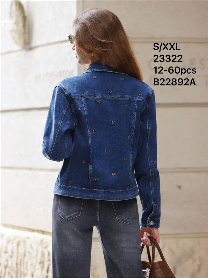 Chaqueta vaquera con bordados de lazos