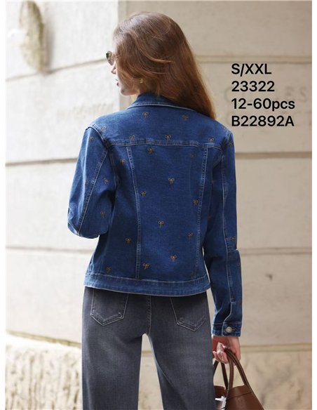 Chaqueta vaquera con bordados de lazos