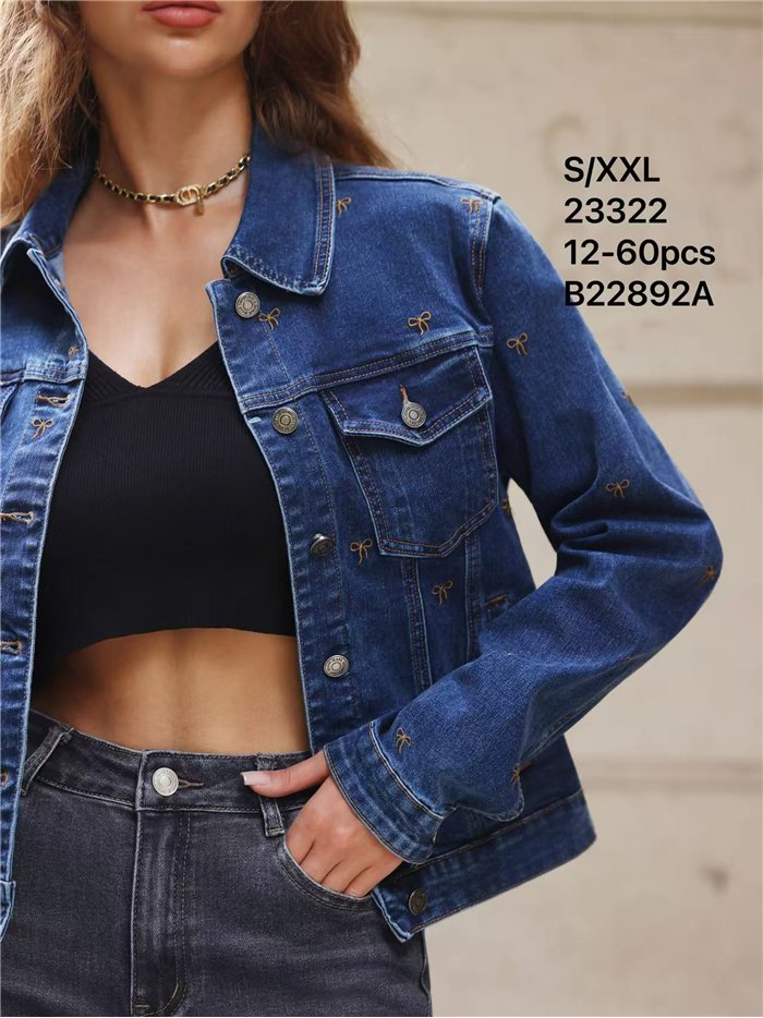 Chaqueta vaquera con bordados de lazos