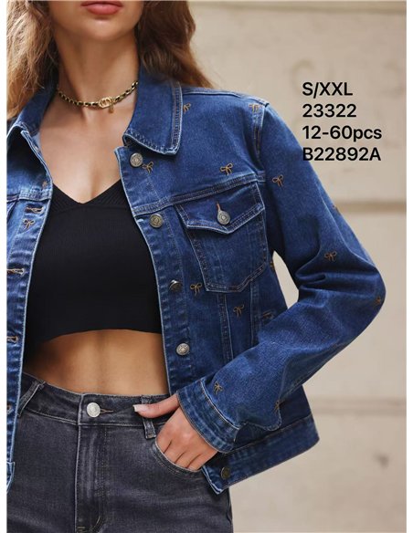 Chaqueta vaquera con bordados de lazos