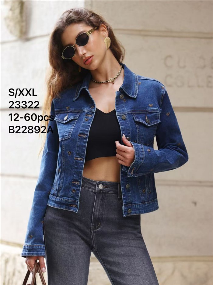 Chaqueta vaquera con bordados de lazos