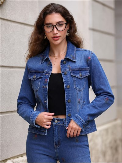 Chaqueta vaquera con bordados florales