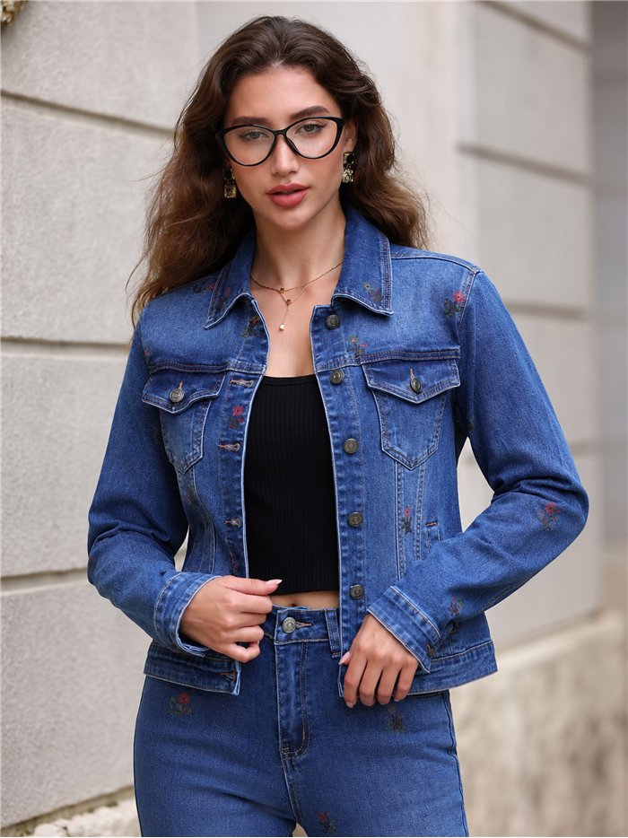 Chaqueta vaquera con bordados florales