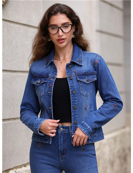Chaqueta vaquera con bordados florales