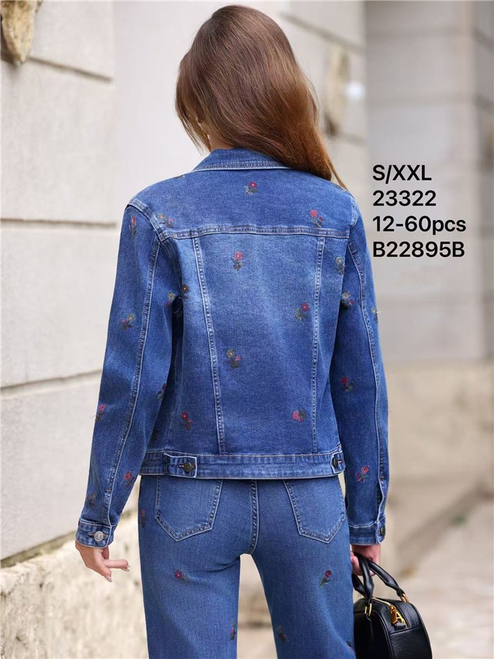Chaqueta vaquera con bordados florales