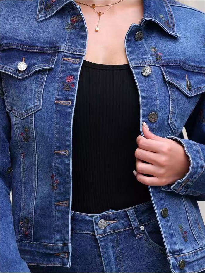 Chaqueta vaquera con bordados florales
