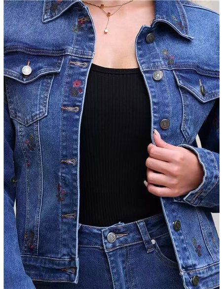 Chaqueta vaquera con bordados florales