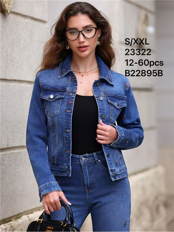 Chaqueta vaquera con bordados florales