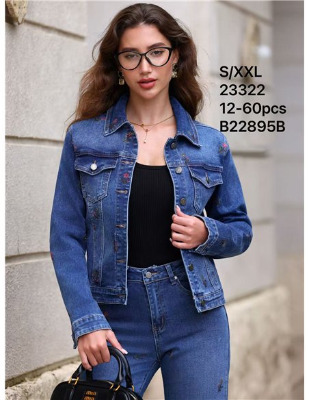 Chaqueta vaquera con bordados florales