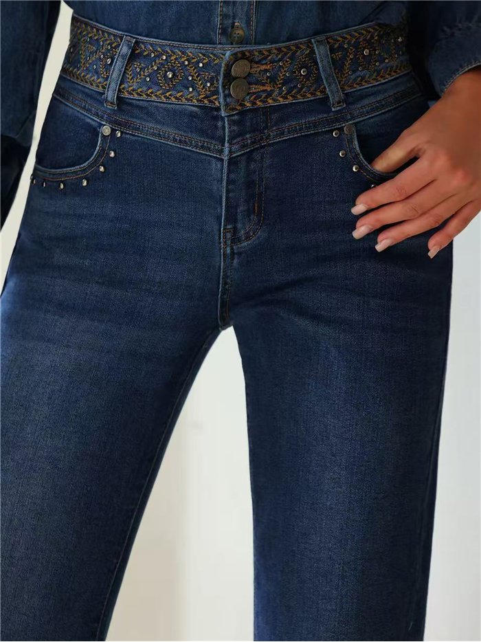 Jeans rectos con cinturilla decorada