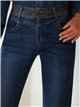Jeans rectos con cinturilla decorada