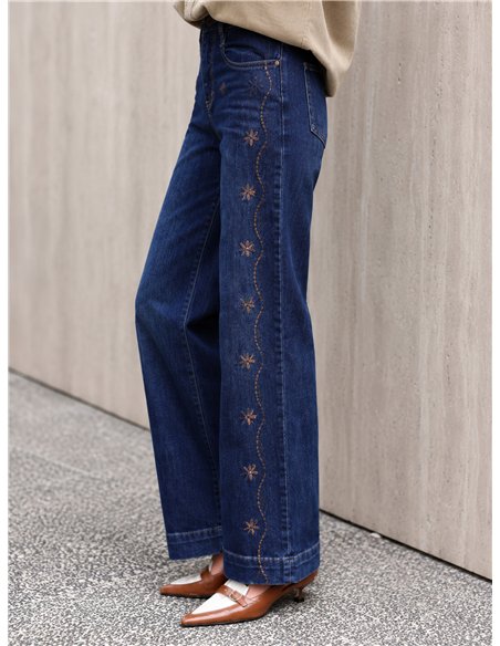 Weit geschnittene Jeans mit seitlicher Stickerei