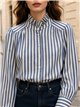 Camisa de rayas con cuello volante