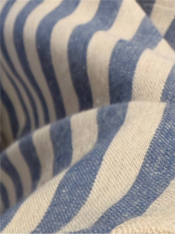 Camisa de rayas con cuello volante