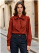 Blusa lisa con lazo al cuello