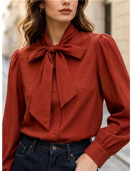 Blusa lisa con lazo al cuello