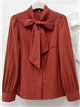 Blusa lisa con lazo al cuello