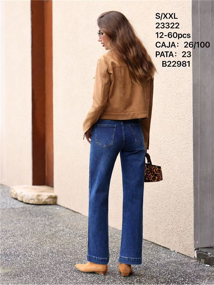 Jeans rectos con tachas lateral