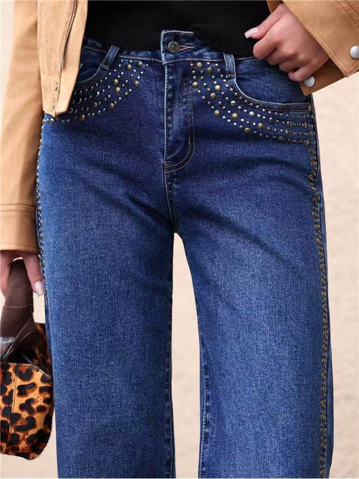 Jeans rectos con tachas lateral