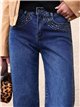 Jeans rectos con tachas lateral