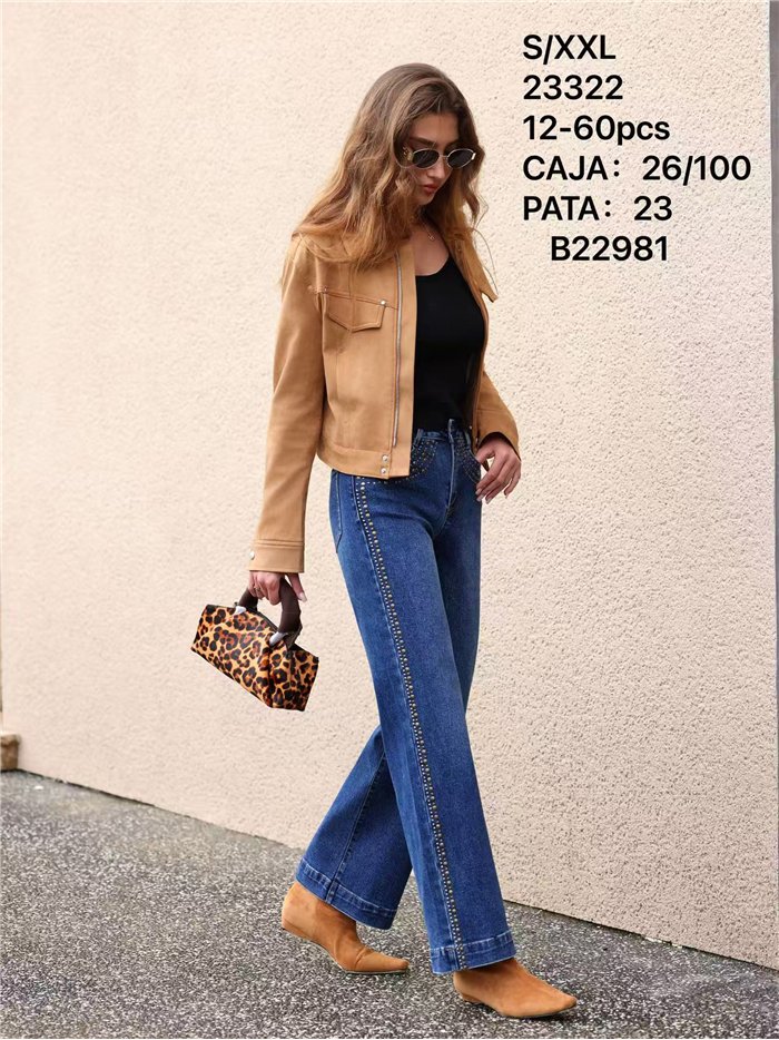 Jeans rectos con tachas lateral