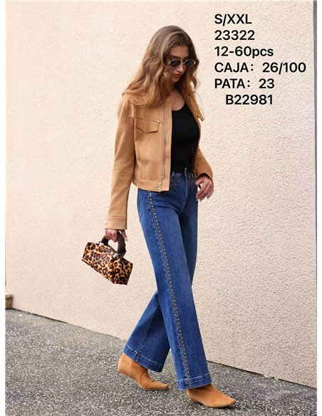 Jeans rectos con tachas lateral
