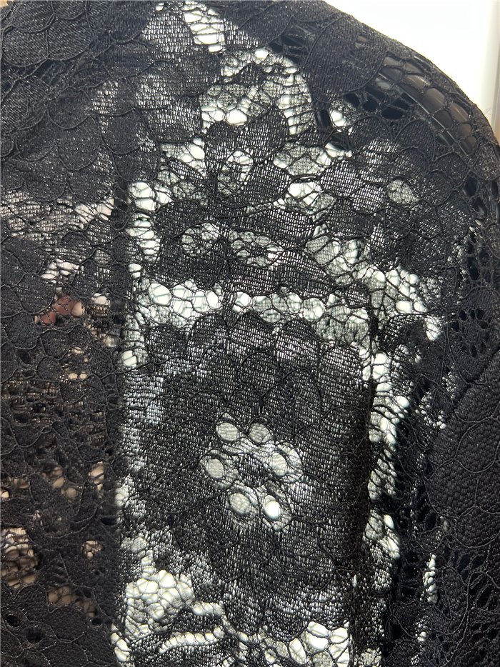 Spitzentop mit großen Blumen