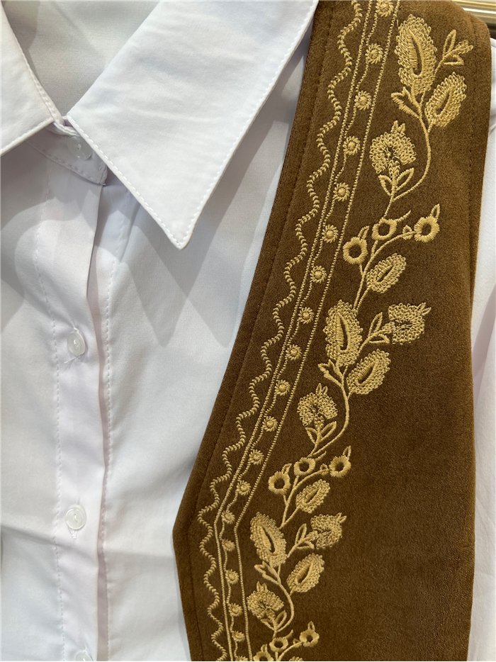 Conjunto camisa y chaleco bordado cenefa