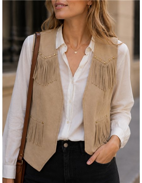 Chaleco efecto ante con flecos y tachas