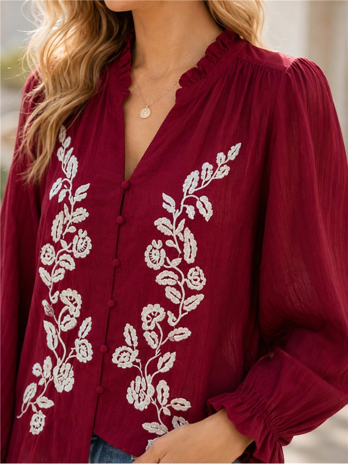 Blusa bordada con cuello volante