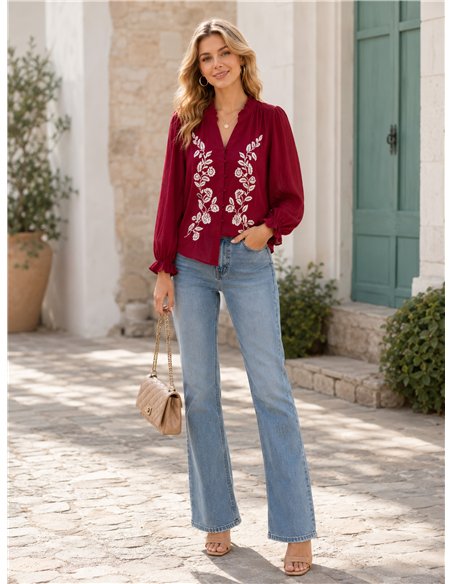 Blusa bordada con cuello volante