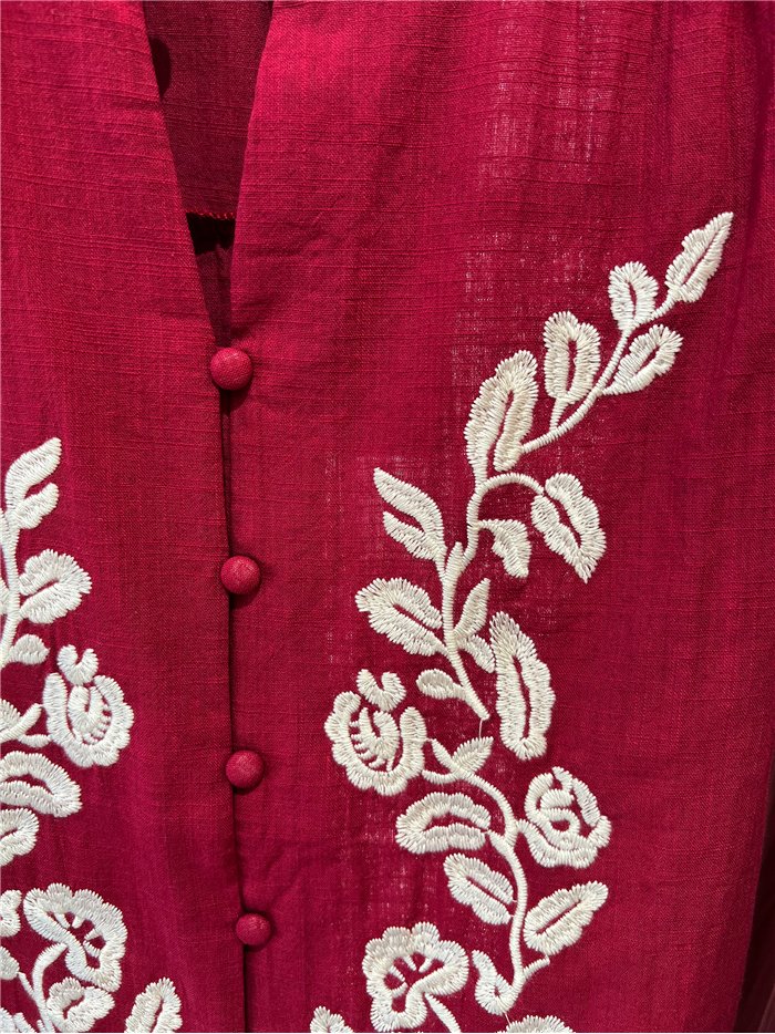 Blusa bordada con cuello volante