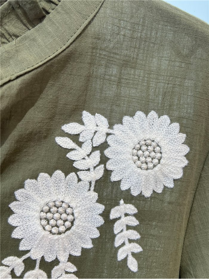 Blusa bordada con flores grandes