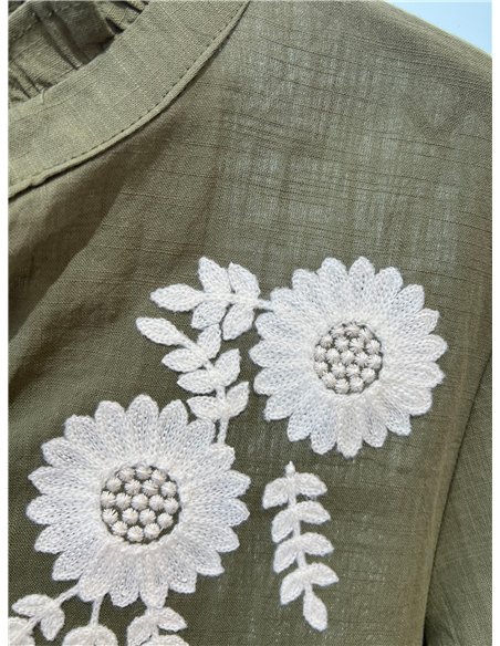 Blusa bordada con flores grandes
