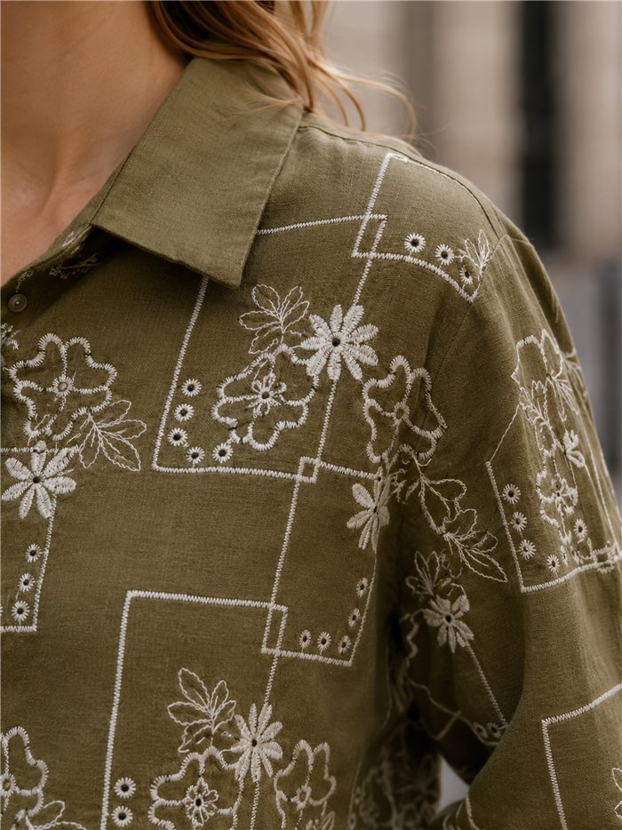 Camisa bordada con dibujo geométrico