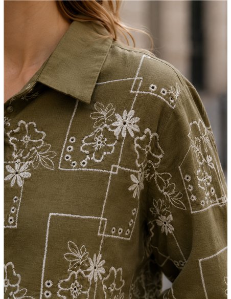 Camisa bordada con dibujo geométrico