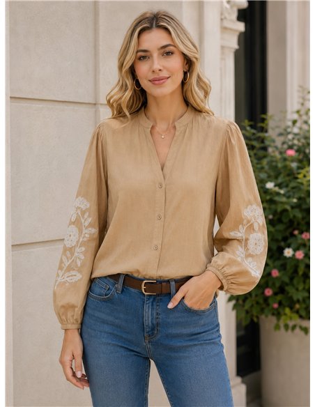 Blusa con bordado floral en manga