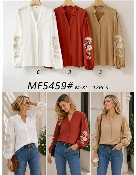 Blusa con bordado floral en manga