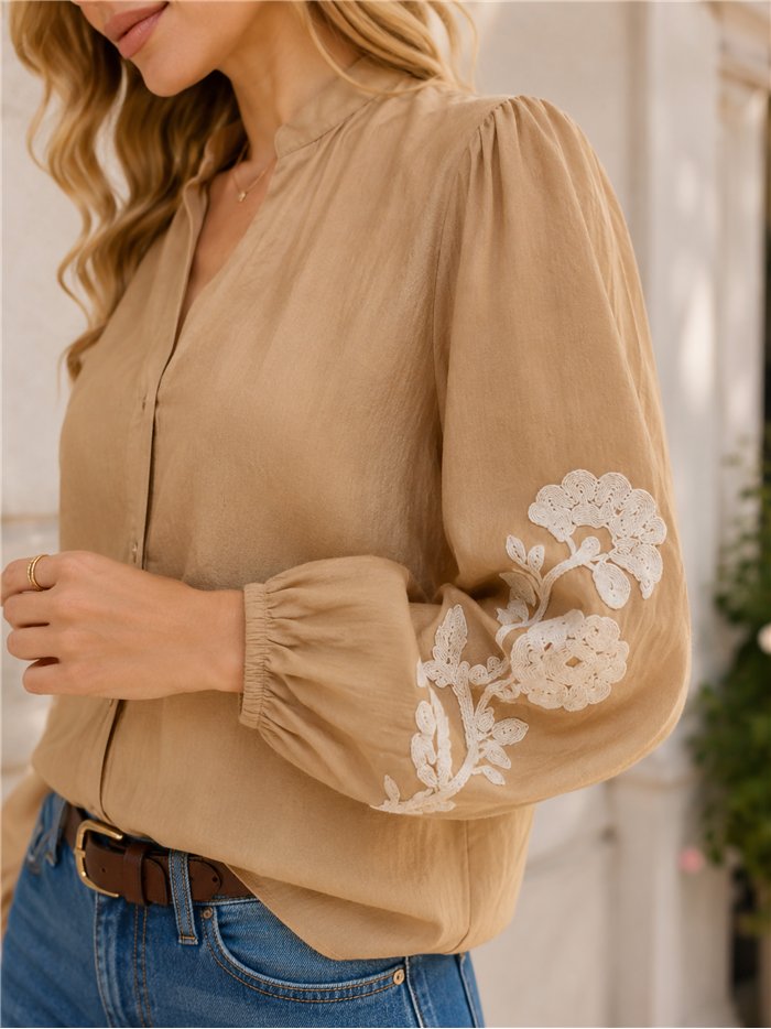 Blusa con bordado floral en manga