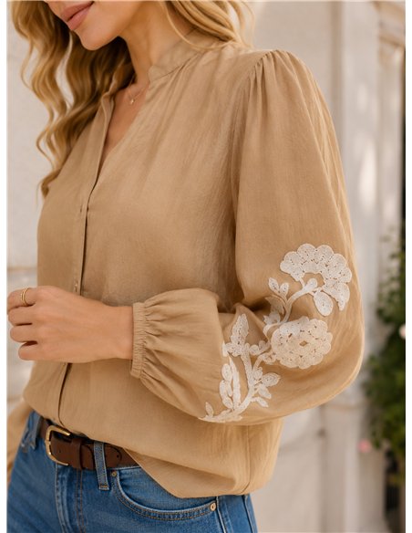 Blusa con bordado floral en manga