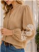 Blusa con bordado floral en manga