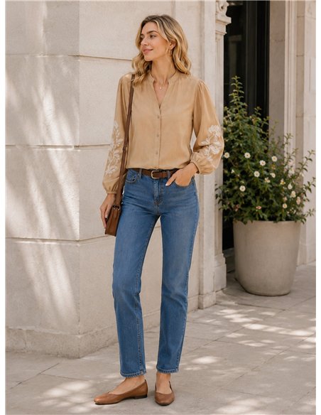 Blusa con bordado floral en manga