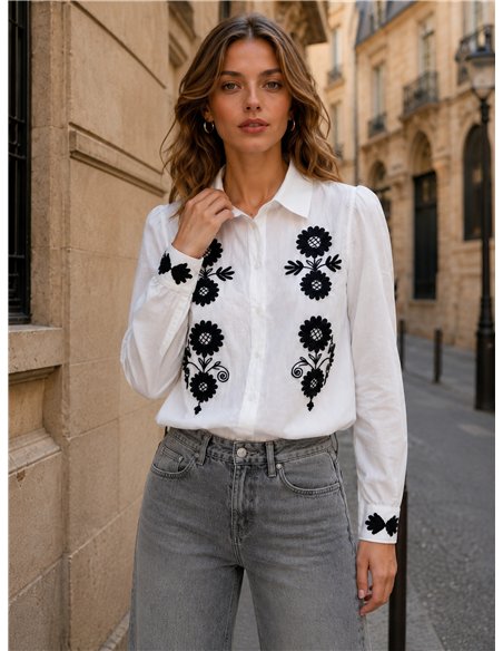 Camisa bordada con flores contrastadas