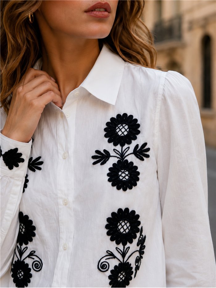 Camisa bordada con flores contrastadas